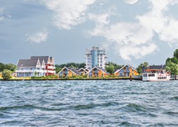 Panorama des Ferienpark Mueritz - vom Wasser gesehen