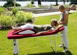 Es werden auch Therapien im Aussengelaende durchgefuehrt. Oeffentliche Freizeitangebote finden sich direkt vor Ort (z.B.Kneipptretanlage im Park).