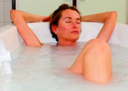 Geniessen Sie wohltuende Anwendungen, wie z.B. Baeder in unseren
modernen Wellnesswannen, Massagen, Guesse und Packungen.
