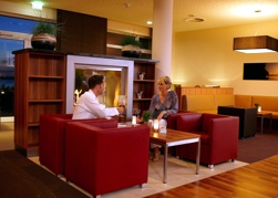 Gro�z�gig & entspannend - die Lobby des Iberotel Fleesensee