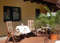 Der Innenhof des Hotel Onkel Hermann in Waren an der M�ritz - eine Oase der Stille im Trubel der Stadt am kleinen Meer