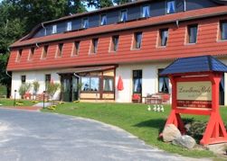 Landhausperle an der M�ritz - Das Landhaus mit seinen Ferienwohnungen nahe R�bel am Westufer der M�ritz